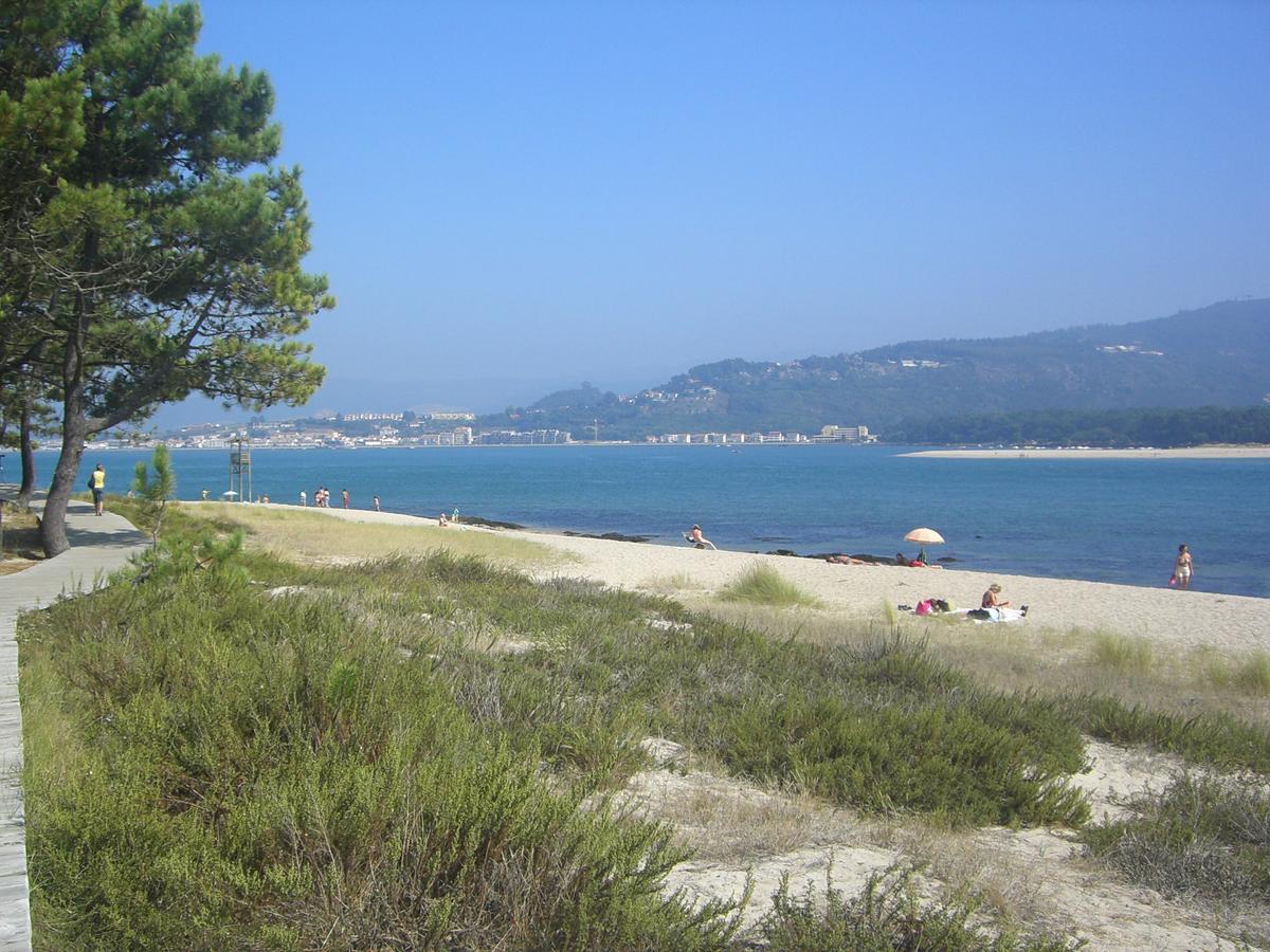 Vista de la playa de O Muíño junto al río Miño y Portugal al fondo. // Eva González