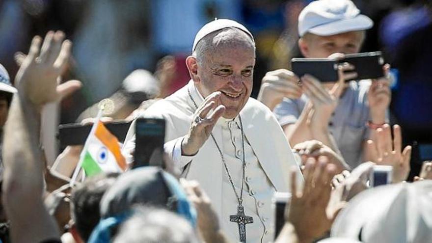 El Papa saluda els fidels que ahir van omplir la plaça de Sant Pere