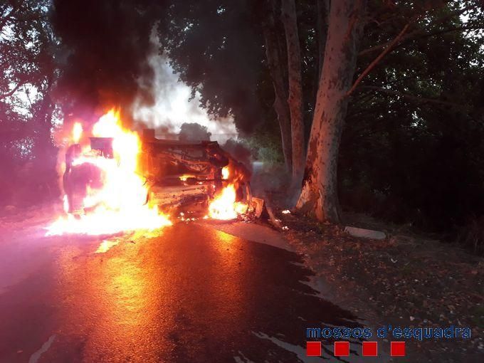 Accident amb el vehicle en flames a Vilanova de la Muga