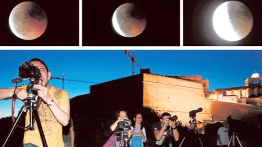 Aficionados en Dalt Vila usan sus cámaras y telescopios para fotografiar y observar el astro durante la multitudinaria sesión que congregó a unas 200 personas en es Soto y los baluartes de las murallas que miran hacia el sur.