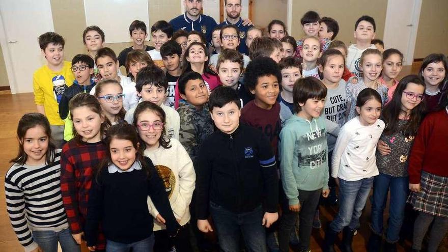 Jugadores del Pontevedra, con los niños del Álvarez Limeses. // Rafa Vázquez
