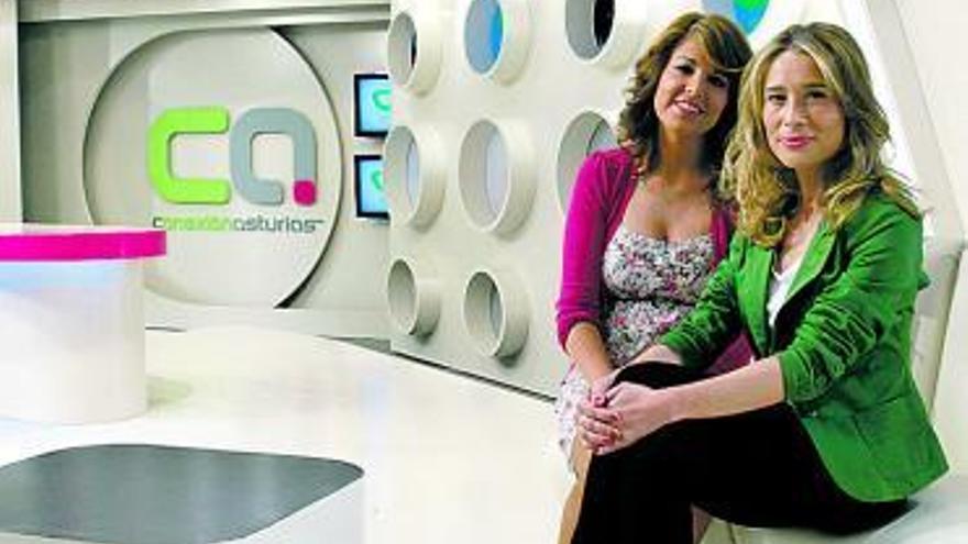 Las presentadoras de «Conexión Asturias», María del Cueto y Sonia Fidalgo (en primer término), en el plató de Olloniego.