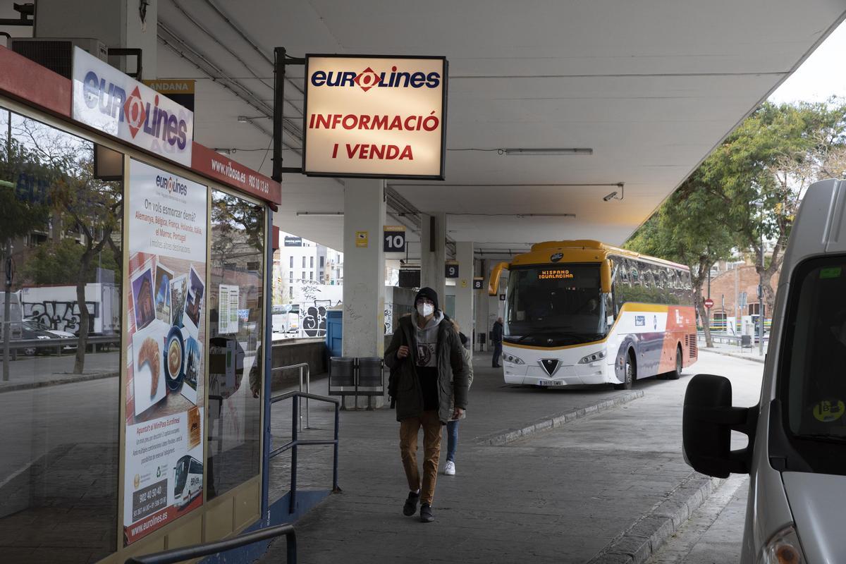 La terminal de autobuses, situada en la calle de Viriat, en el lado montaña de la estación