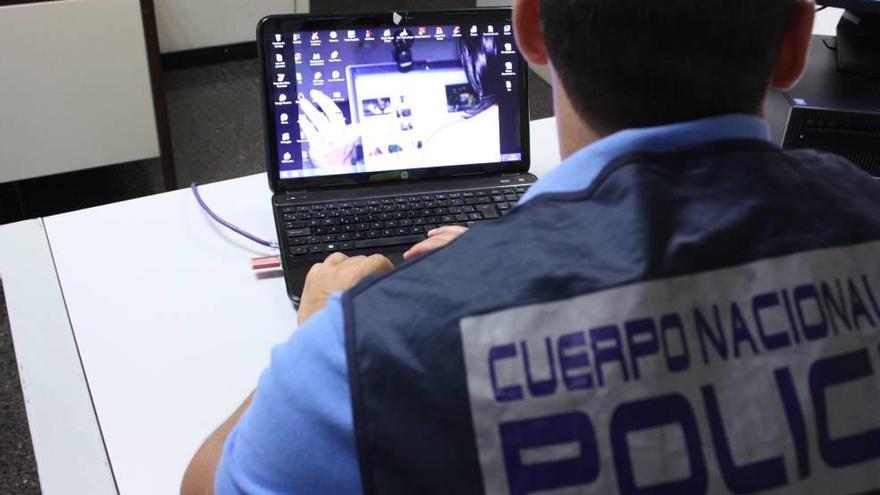 Un agente de Policía consulta archivos en un ordenador.