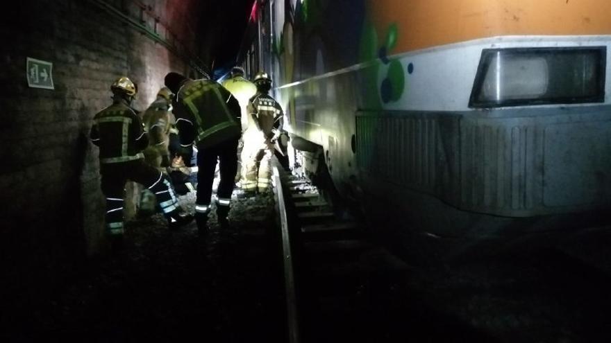 Els Bombers han ajudat a evacuar els passatgers del tren afectat a Ribes