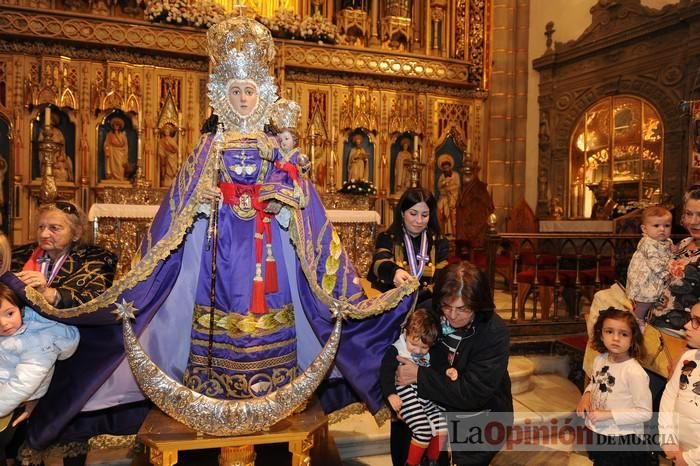 Los niños pasan por el manto de la Fuensanta