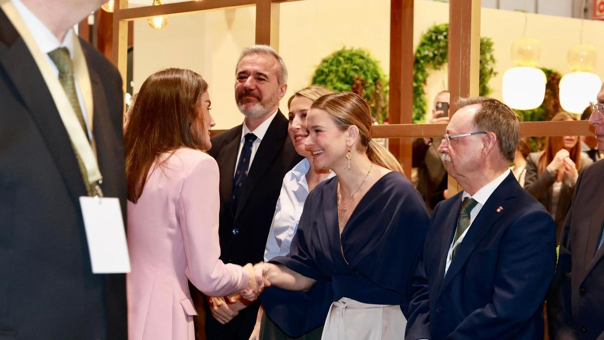Marga Prohens, ayer saludando a la reina Letizia en Fitur.
