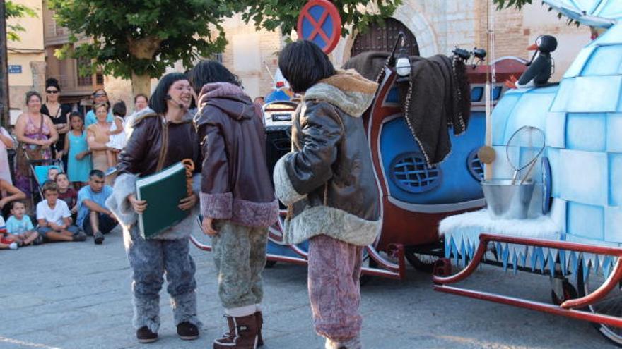 Un momento de la representación teatral en la Plaza Mayor de Toro