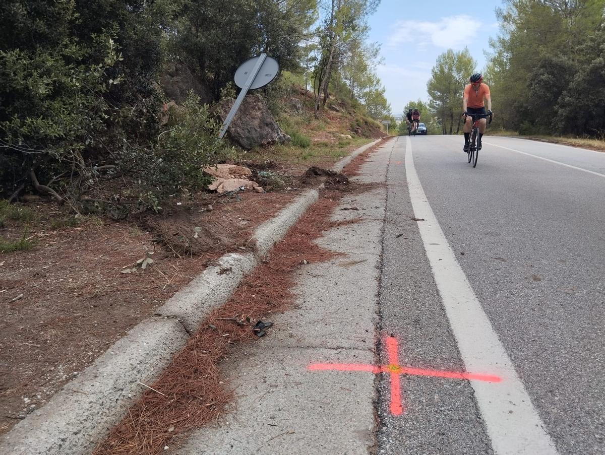 Uns ciclistes passant just pel punt de l'accident poques hores després