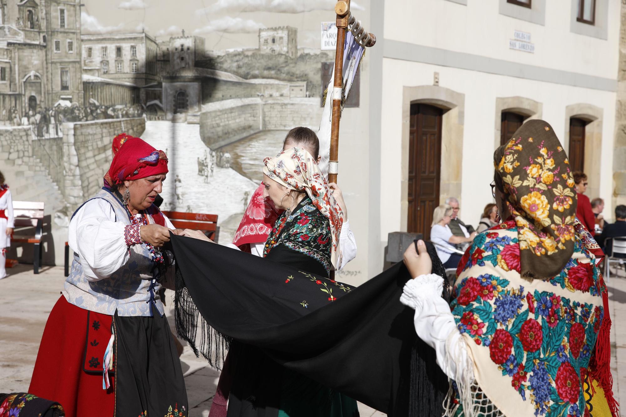 En imágenes: Gijón celebra el Día de León con bailes y el desfile de pendones