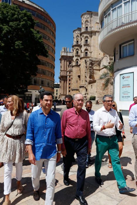 Paseo de Feria de Juanma Moreno por la calle Larios