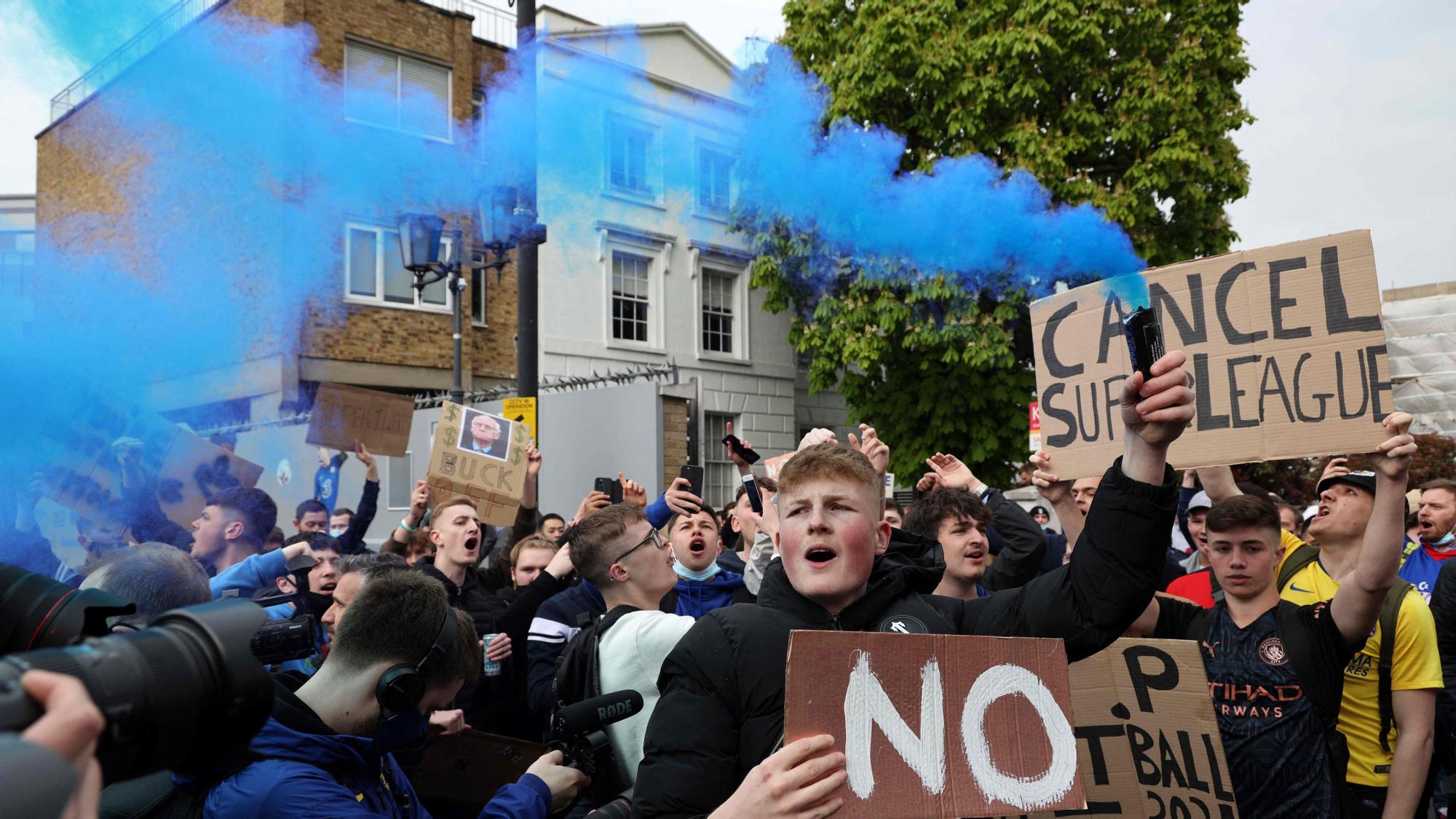 Hinchas del Chelsea protestan contra la Superliga, el martes en Londres.