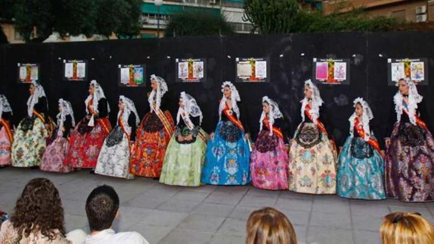 Un instante del acto de presentación de los bocetos de Sant Blai Agrupació que se celebró ayer en la plaza Padre Fontova.