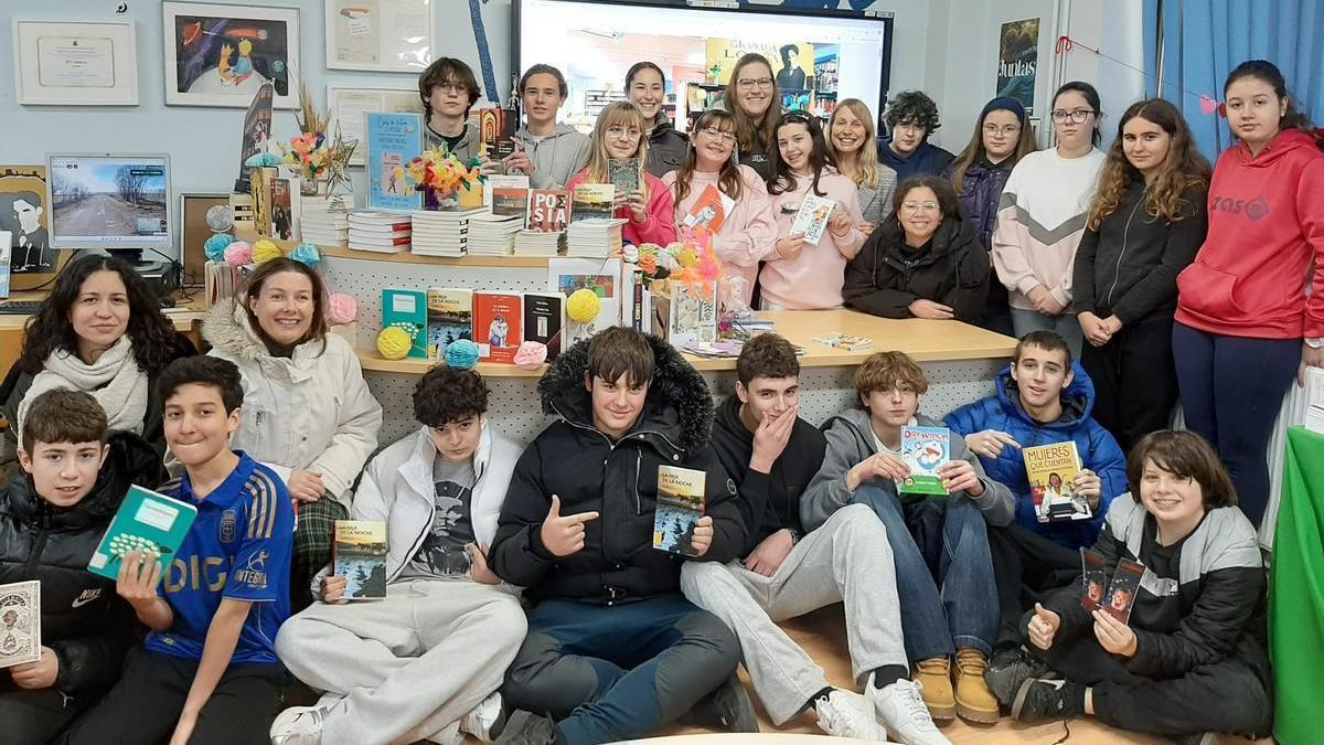Alumnos y profesores en la biblioteca del IES Llanera