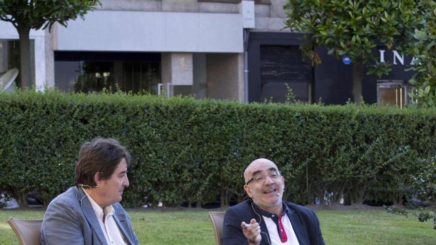 Luis García Montero y Javier Blanco, ayer, durante su charla.