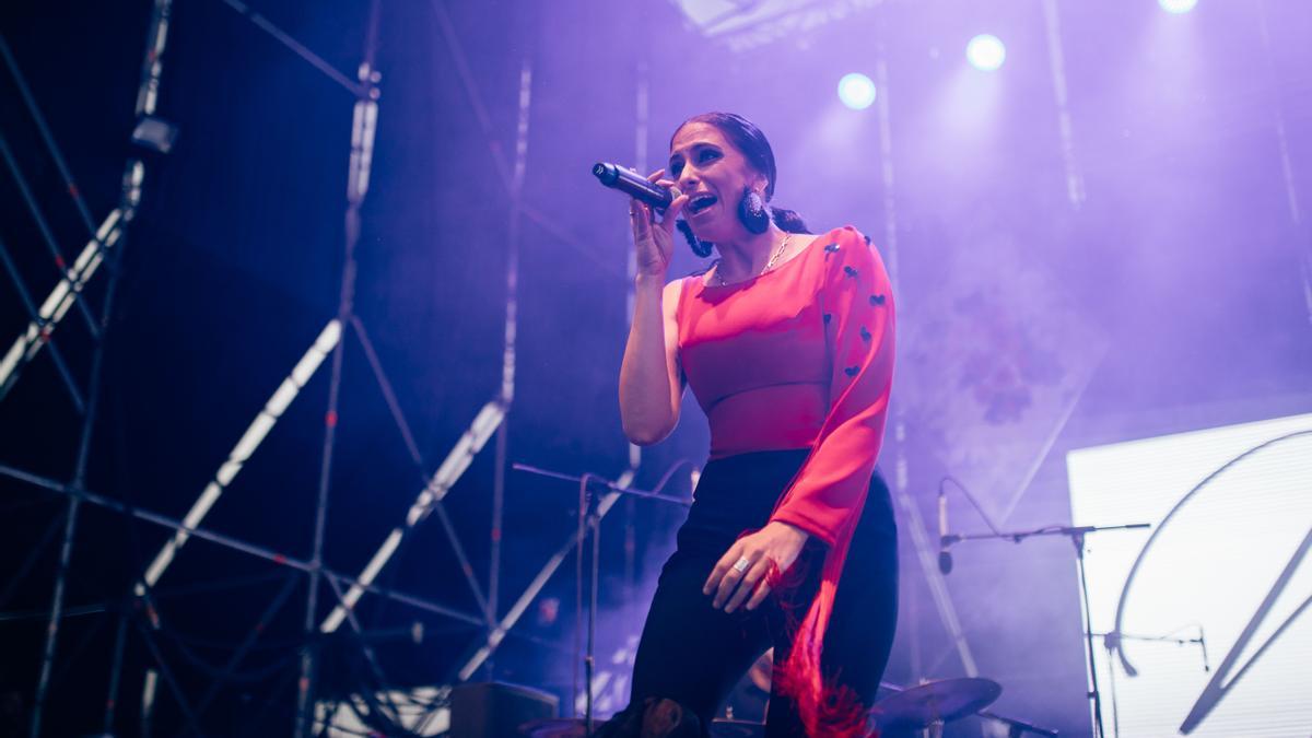 María Peláe se encargó de amenizar el ambiente antes de recibir a Rozalén. La cantautora se caracteriza por la crítica social en la letra de sus canciones.