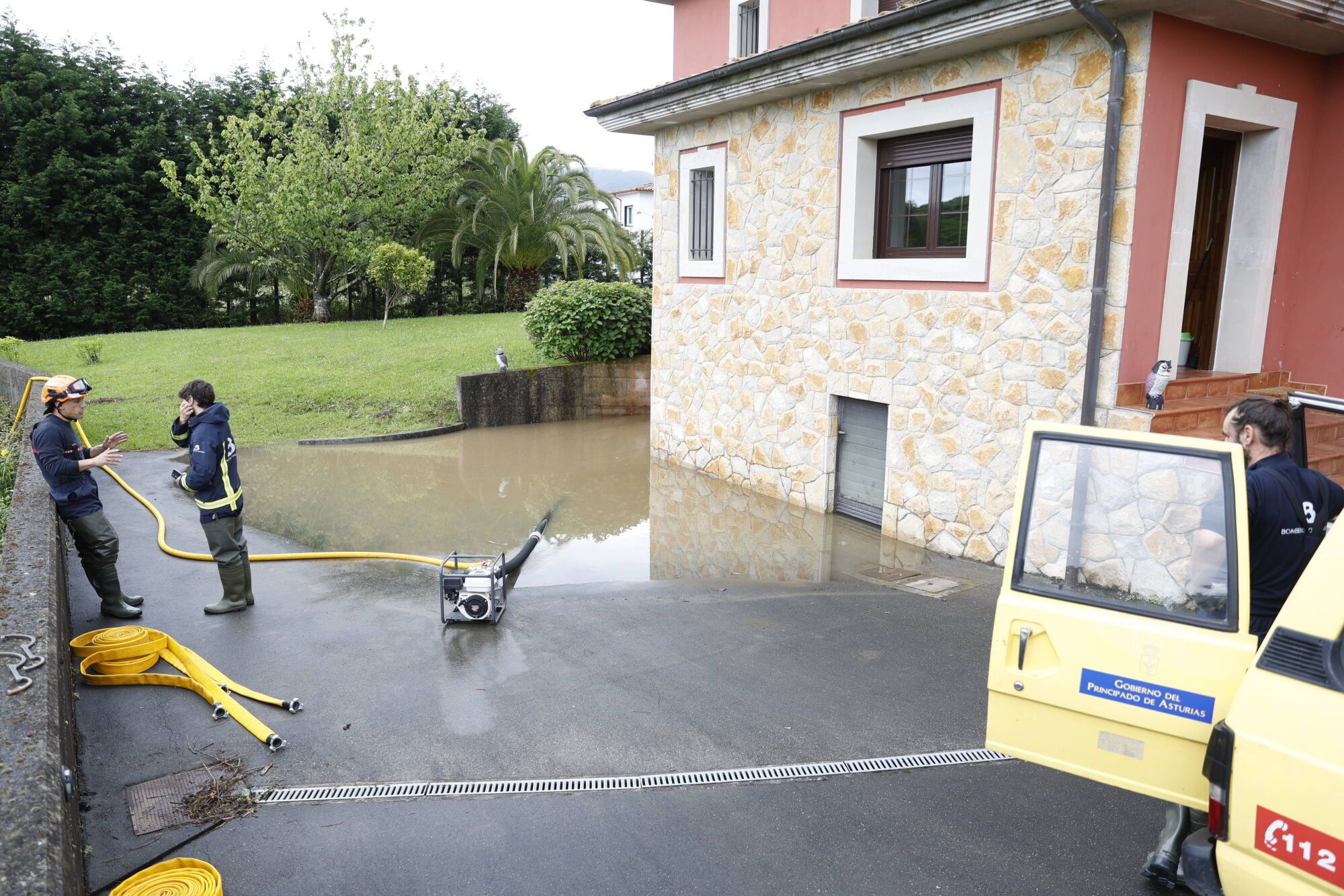 EN IMÁGENES: Caos en Colunga por las inundaciones de esta madrugada