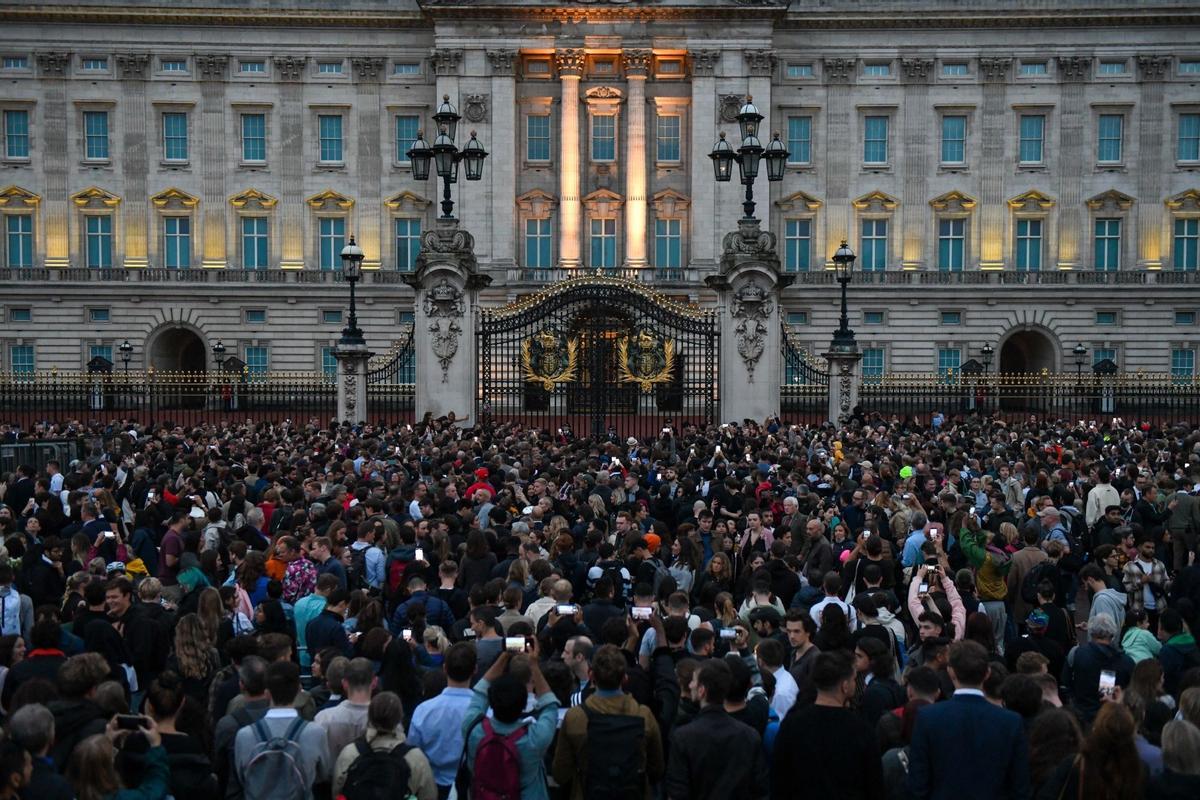 Queen Elizabeth II, UK’s Longest-Serving Monarch, Has Died Well-wishers gather outside Buckingham Palace, following the announcement of the death Queen Elizabeth II, in London, UK, on Thursday, Sept. 8, 2022. Queen Elizabeth II, whose reign took Britain from the age of steam to the era of the smartphone, and who oversaw the largely peaceful breakup of an empire that once spanned the globe, has died.