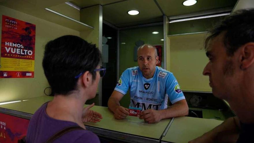 Arcel Andrés, vicepresidente, entrega un carnét de socio a una aficionada ayer en la caseta.