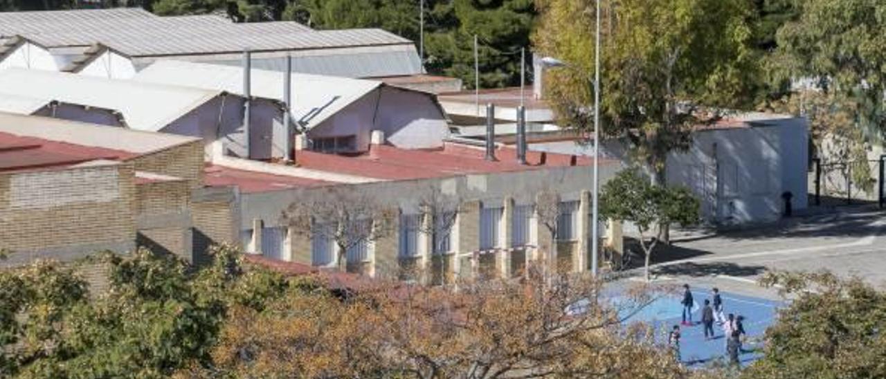 Los tejados y bajantes del colegio Gloria Fuertes de Alicante están plagados de amianto y su retirada ha vuelto a aplazarse hasta el próximo verano.
