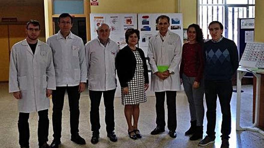 Los farmacéuticos que imparten las charlas, con el director del Maestro Haedo (der.) y personal de Educación.