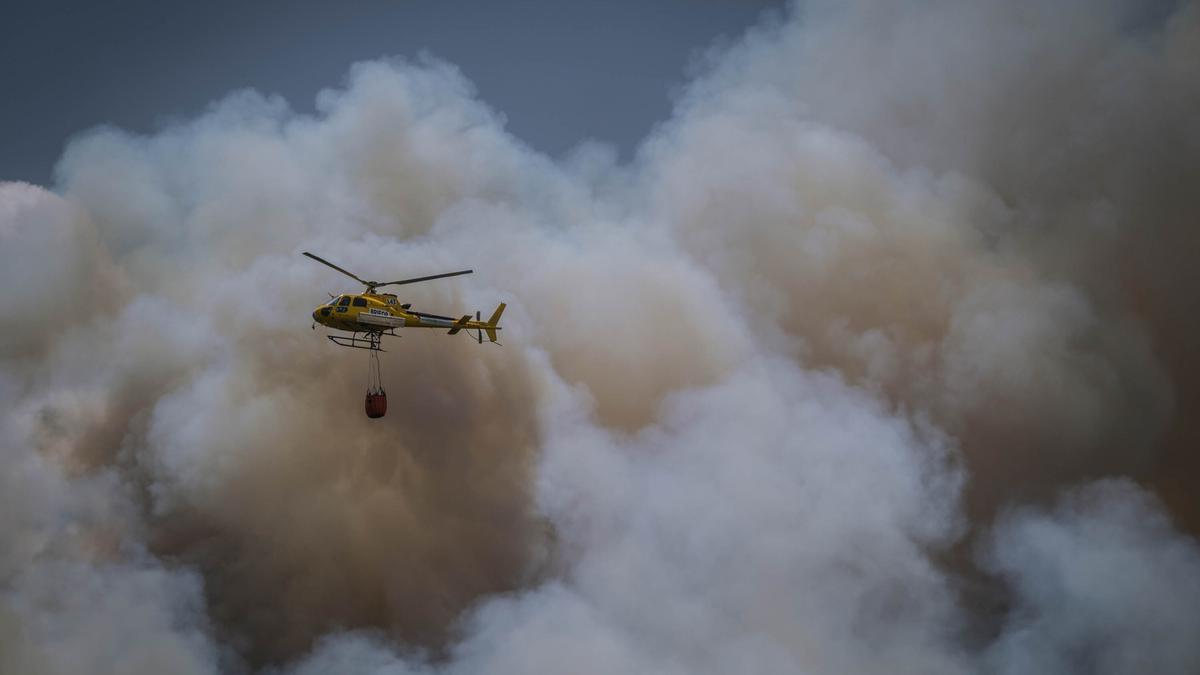 El helicóptero de la Guardia Civil sobrevuela el incendio forestal en Tenerife