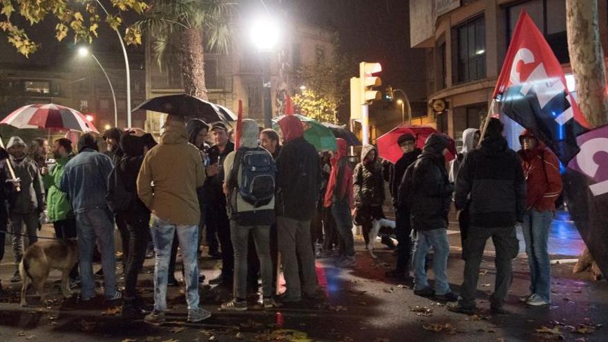 Unes 50 persones es manifesten contra precarietat a l&#039;hostaleria