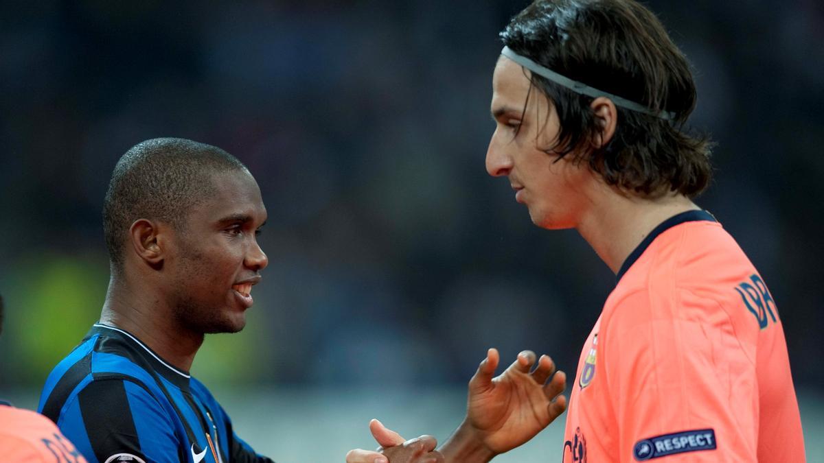 Etoo e Ibrahimovic se saludan antes de la semifinal de la Champions entre el Inter y el Barça en Milán.