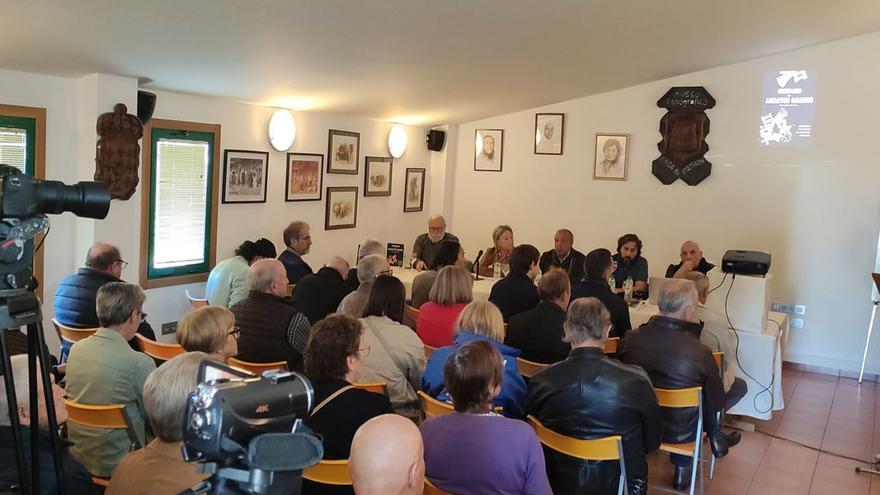 Un instante de la presentación del “Dicionario de Amuletos Galegos”, ayer, en Codeseda.