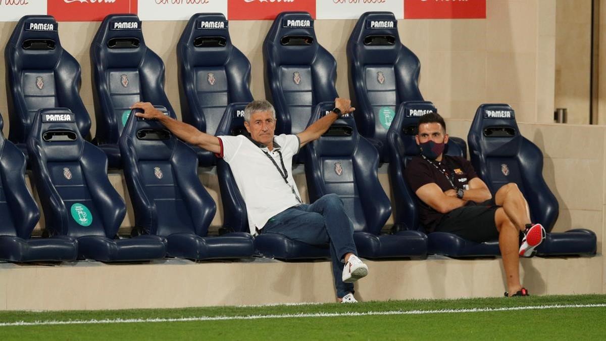 Quique Setién y Eder sarabia, su ayudante, en el banquillo de La Cerámica, durante el Villarreal-Barça.