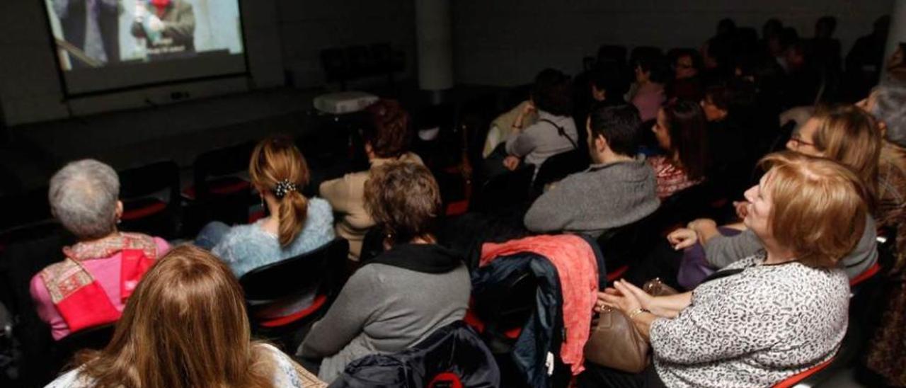 El público que acudió al centro social del Naranco.