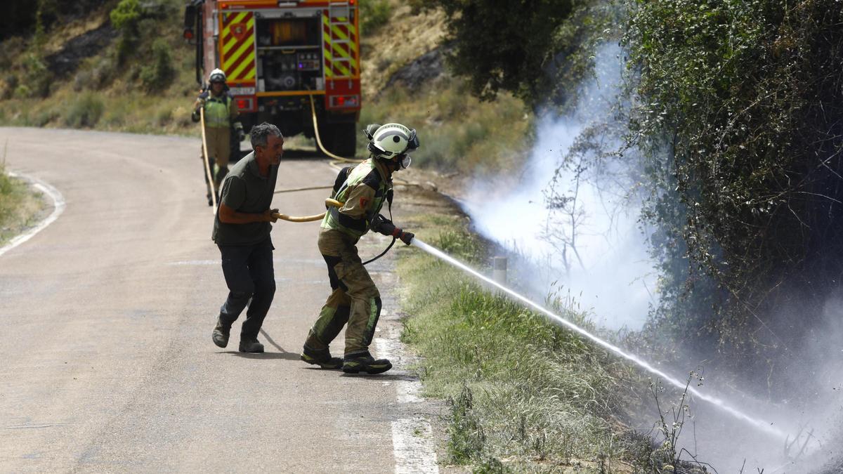 Un equipo de bomberos apaga el fuego de un incendio forestal en Luesia, en julio de 2024.