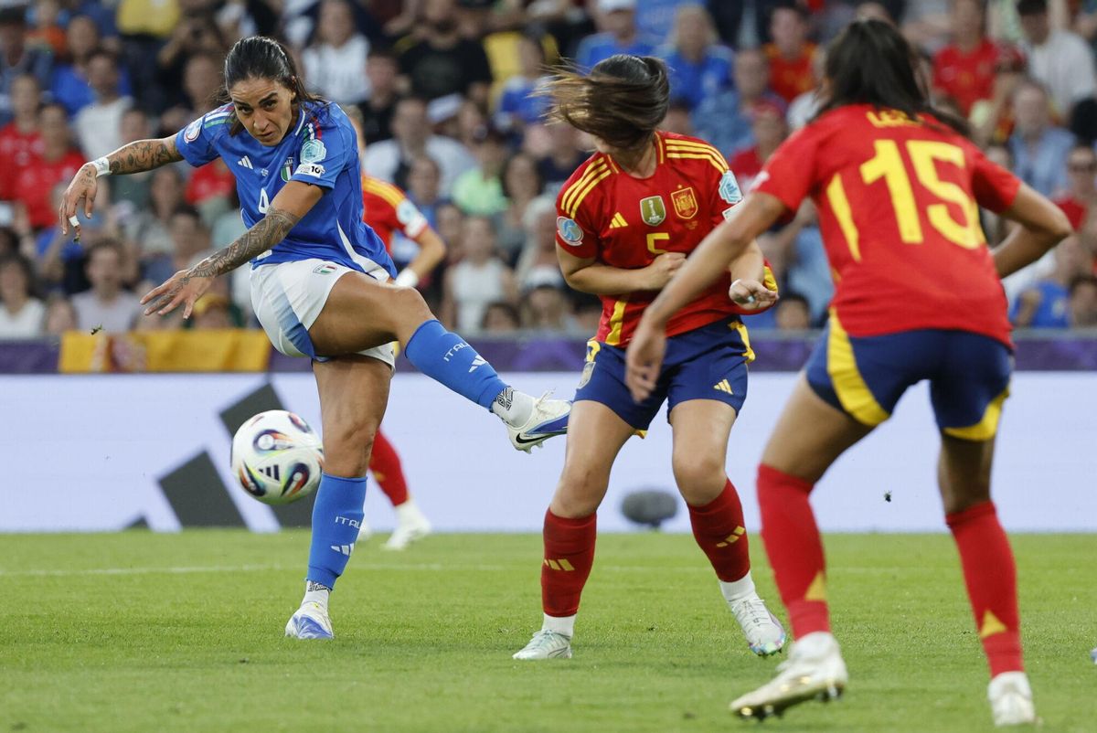 BERNA (SUIZA), 11/07/2025.- La delantera de Italia Martina Piemonte (i) remata ante las defensoras de la selección española durante el partido del Grupo B de la Eurocopa 2025 que disputan hoy viernes las selecciones de Italia y España en el Estadio Wankdorf, en Berna (Suiza). EFE/ Ana Escobar