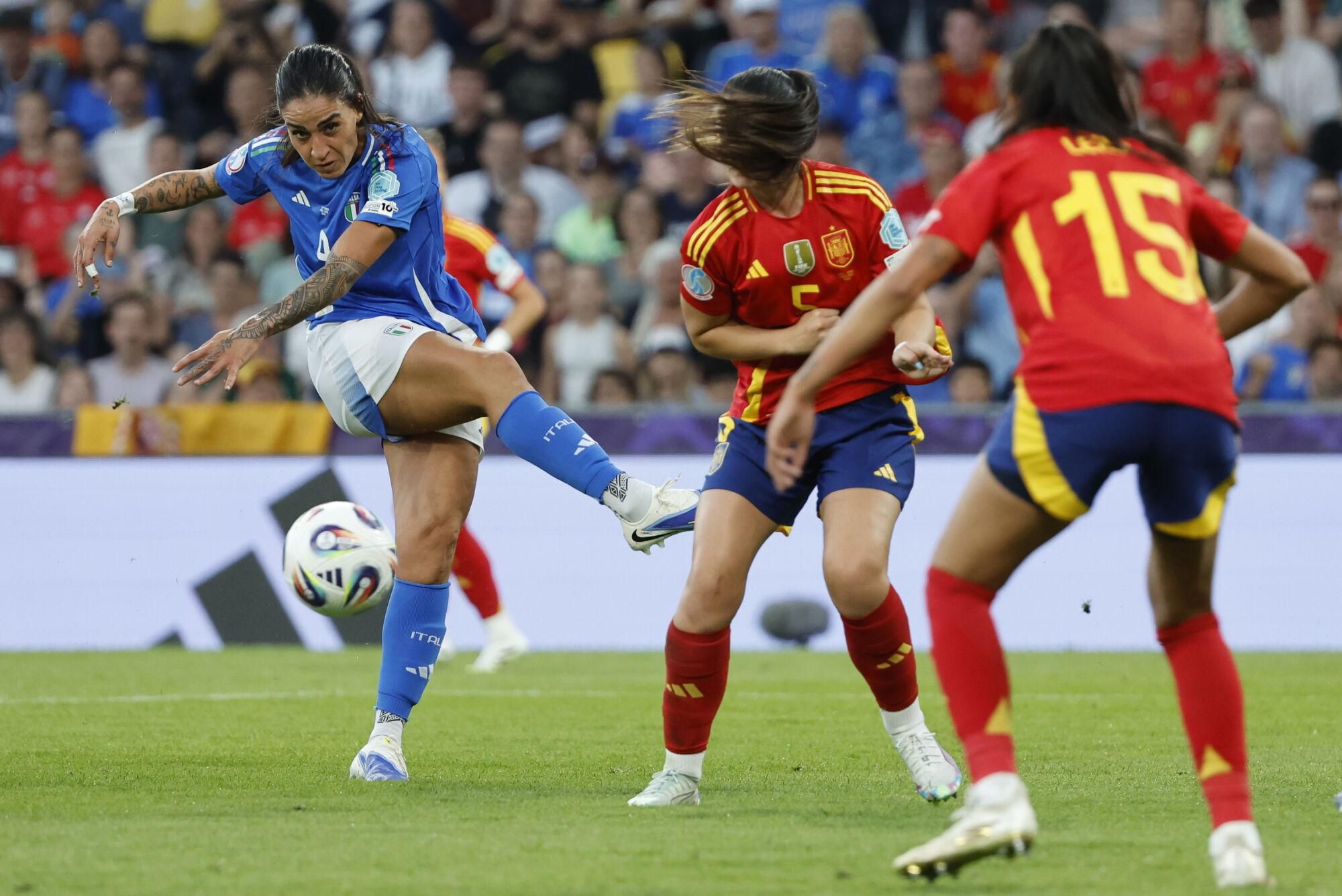 BERNA (SUIZA), 11/07/2025.- La delantera de Italia Martina Piemonte (i) remata ante las defensoras de la selección española durante el partido del Grupo B de la Eurocopa 2025 que disputan hoy viernes las selecciones de Italia y España en el Estadio Wankdorf, en Berna (Suiza). EFE/ Ana Escobar