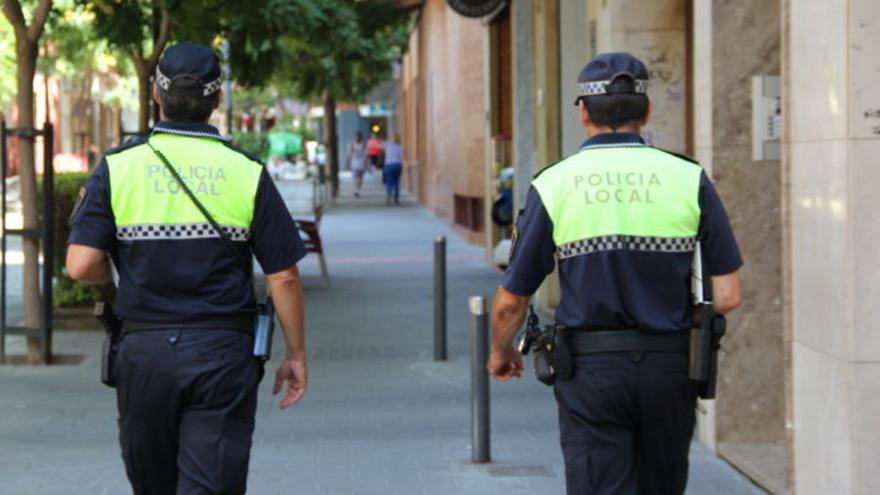 Dos agentes patrullan por San Vicente.