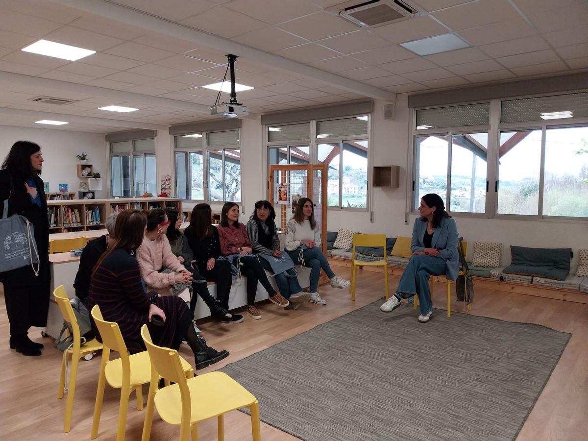 Profesoras de A Torre y del colegio Río Alarzón de Burgos, ayer, en la biblioteca del centro de Bueu.
