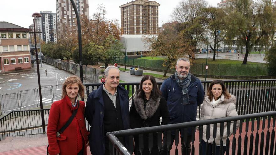 Por la izquierda, Begoña Tejo, Juan Ignacio Martín, Raquel Álvarez, Tobit Fernández y Vanessa González, ayer por la mañana, en la pasarela de El Polígono. | Juan Plaza