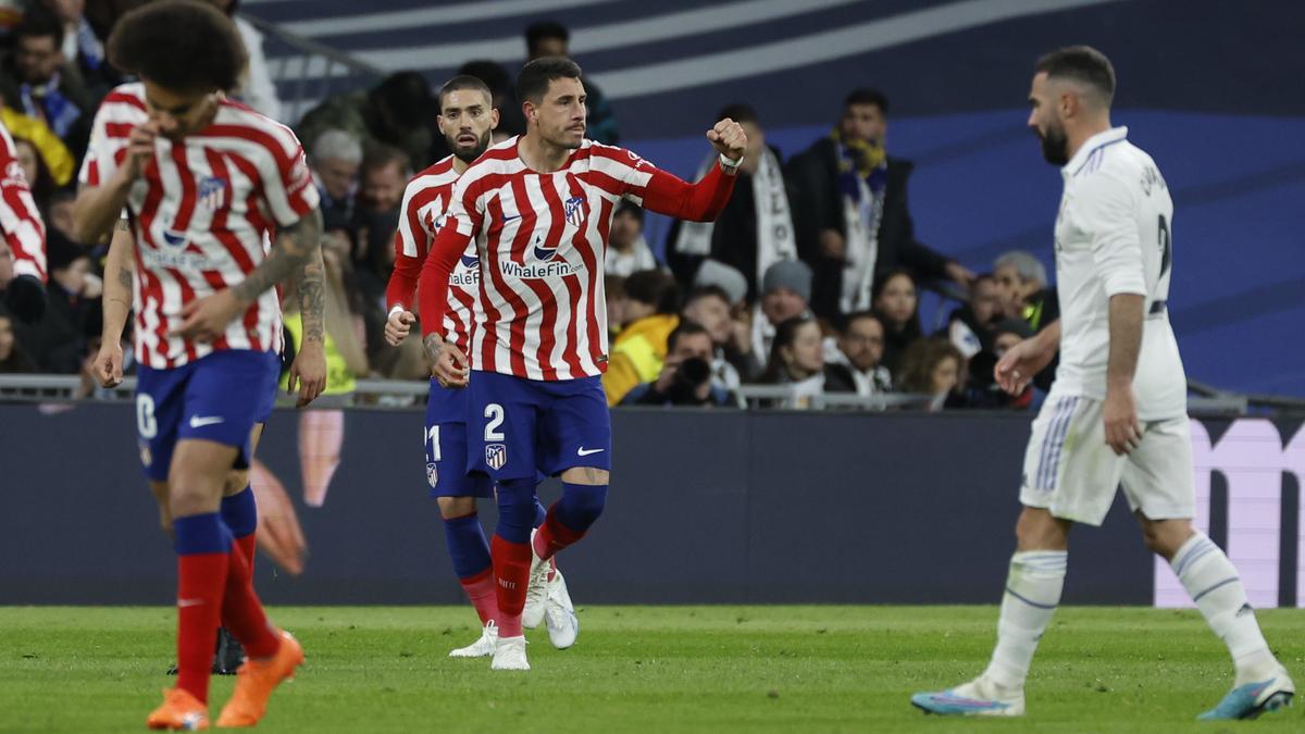 Giménez aixeca el puny celebrant el gol que donava avantatge l&#039;Atlètic al Bernabeu