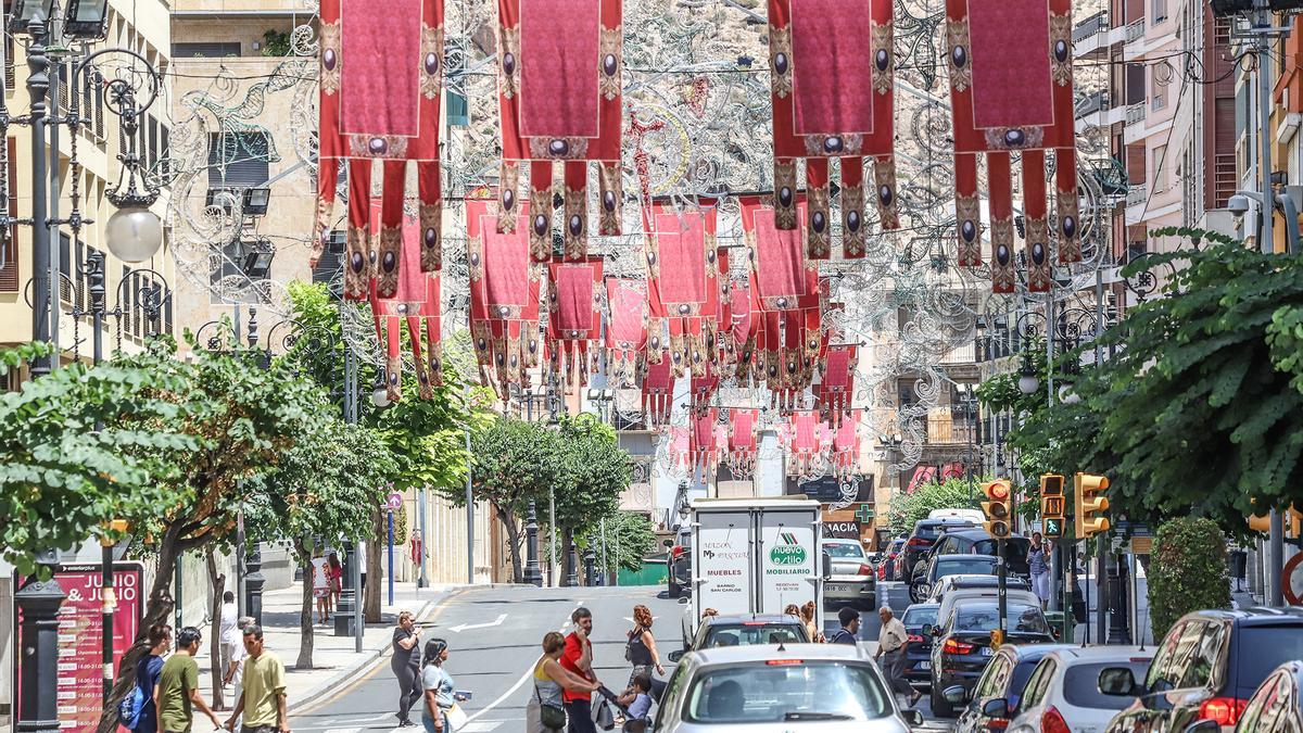 La calle Loaces con decoración de las fiestas, en una foto de archivo