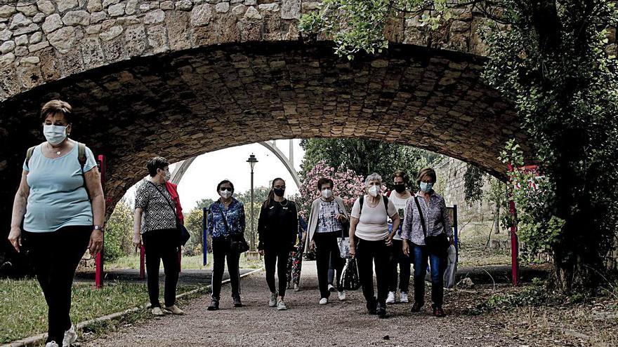 Las participantes en el programa inician la actividad andando por el cauce del río y después realizan diferentes ejercicios coordinados por una monitora. | JUANI RUZ