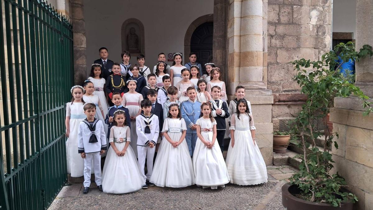Treinta y dos niños celebran su Primera Comunión en San Nicolás de Bari