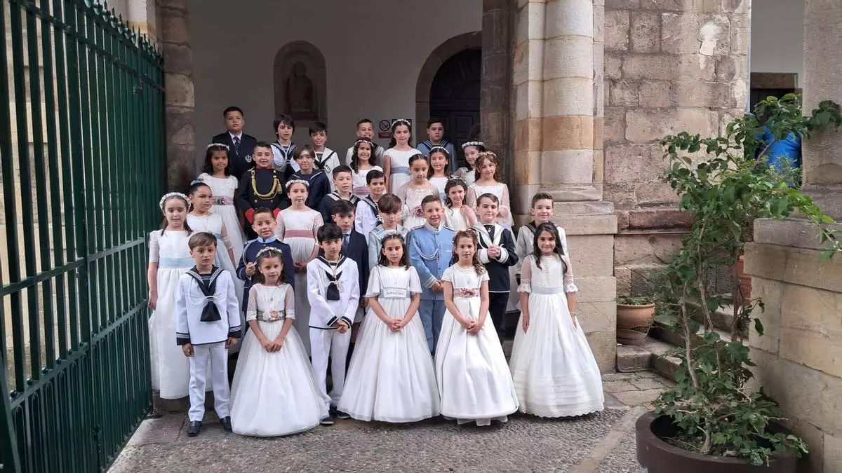 Avilés se viste de punta en blanco para la primavera de comuniones en San Nicolás