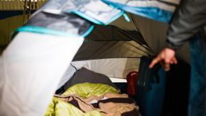 Barcelona. 09/02/2026. Sociedad. Campamento irregular en la calle 2 de Zona Franza, cerca de la estación de metro Zal Riu Vell. AUTOR: Marc Asensio Barcelona, Catalunya, España, Zona Franca, campamento irregular, tiendas de campaña, sin hogar, desalojo, insalubridad, derechos sociales, situación irregular, Zal Riu Vell, calle 2