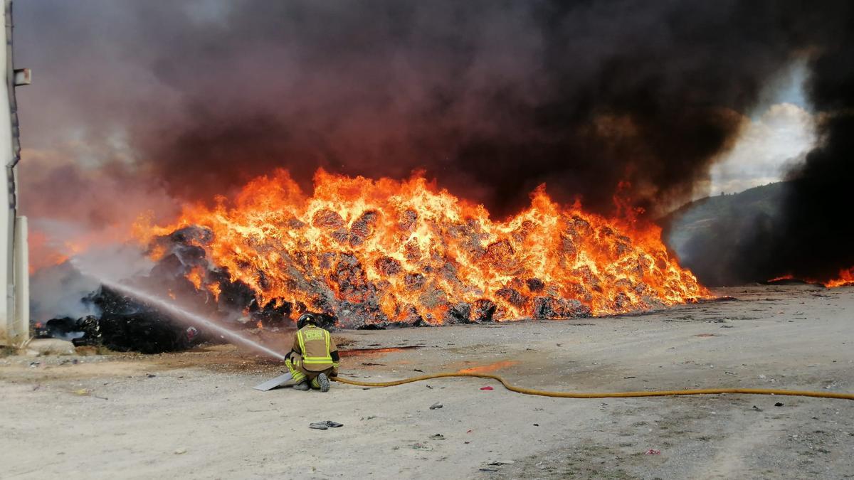 Un bombero tratando de apagar el incendio.