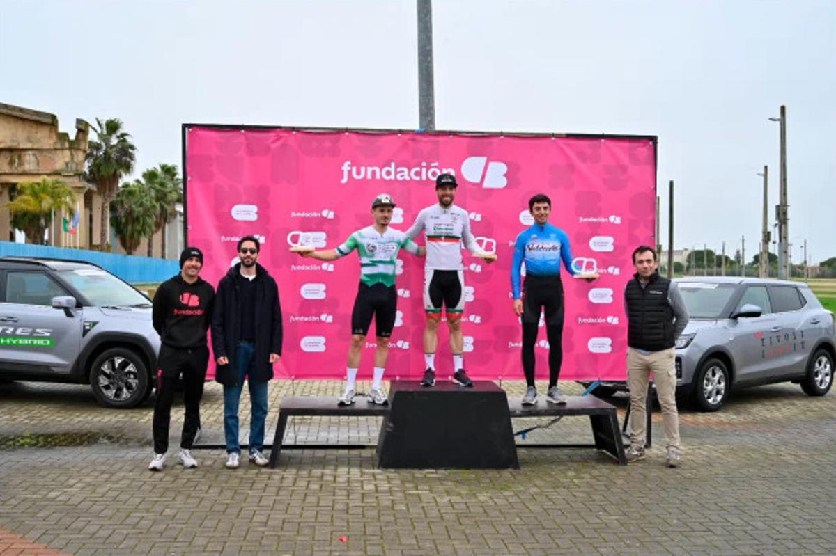 Letras, en lo más alto del podio, recibe su galardón.