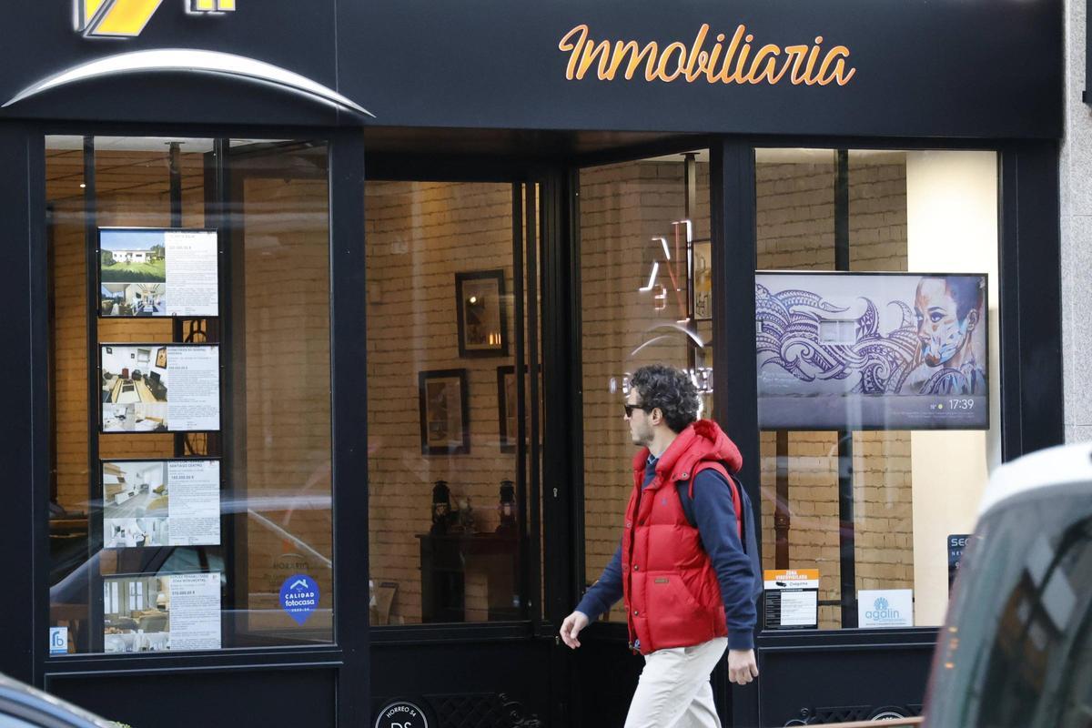 Escaparate de una inmobiliaria situada en Santiago.