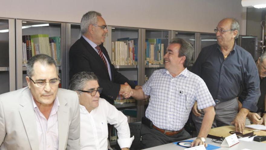 Martínez Asensio (de pie) saluda a los representantes sindicales en una imagen reciente.