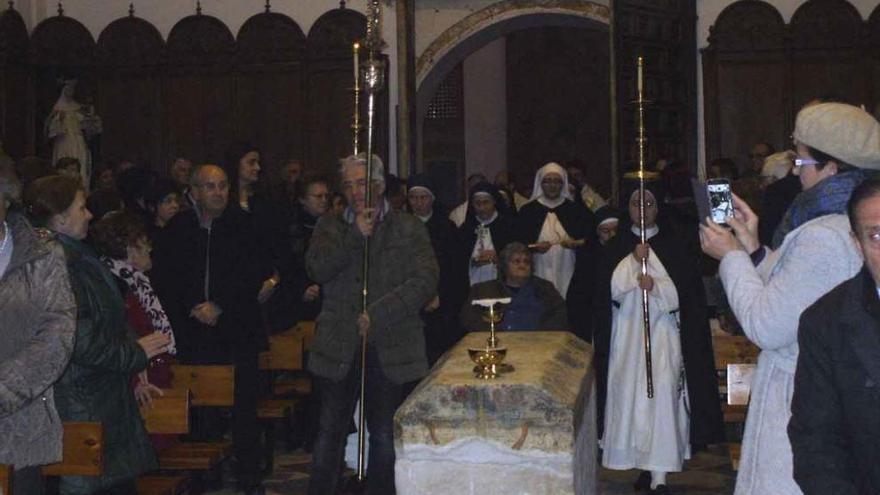 Las religiosas acceden a la iglesia del convento ante la atenta mirada de los invitados.