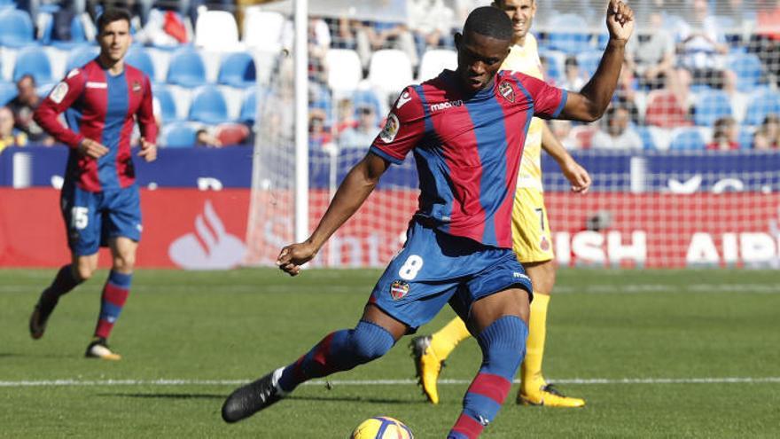 Lerma, a punto de golpear el balón en el Levante UD - Girona FC.