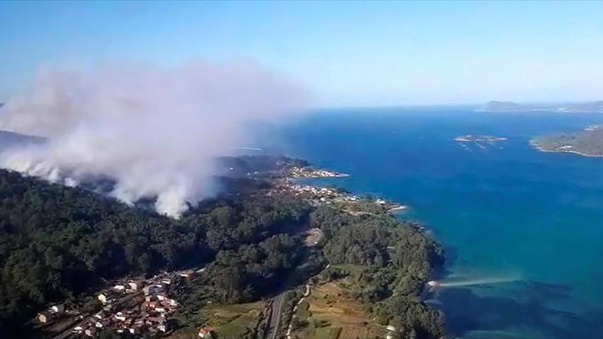 Dieciséis incendios forestales arrasan casi novecientas hectáreas en Galicia